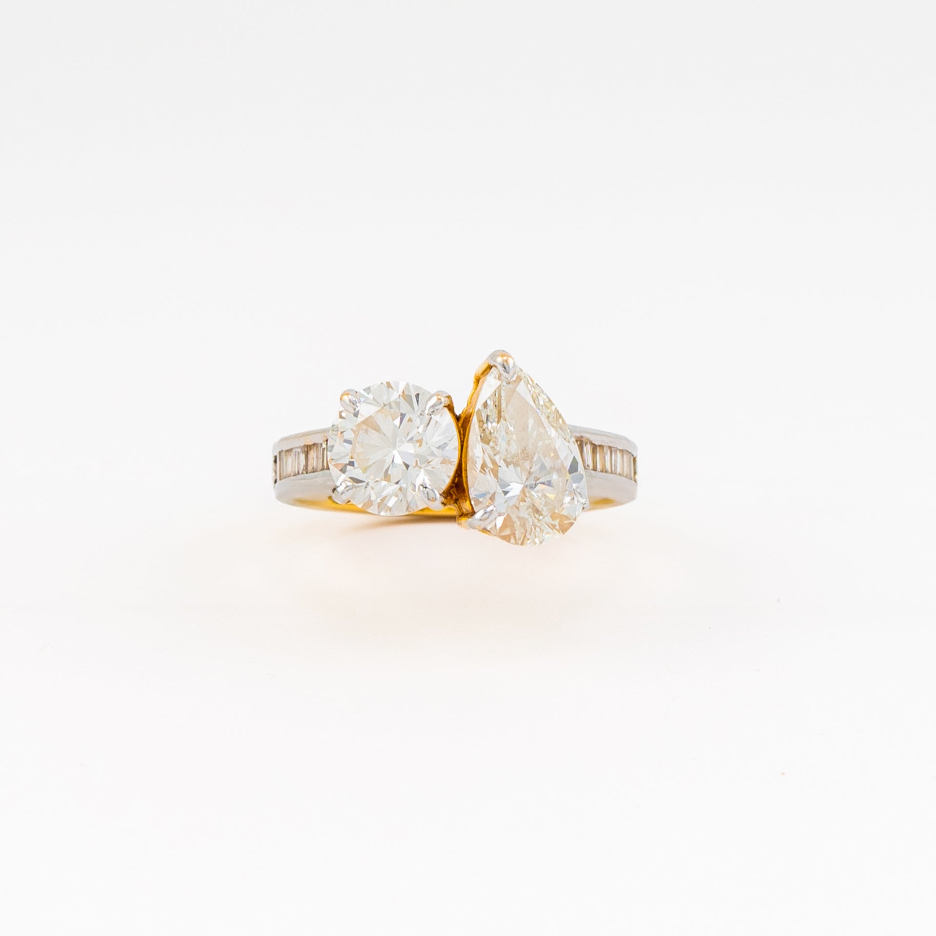 Solitaire Toi Et Moi Pear and Round Engagement Ring