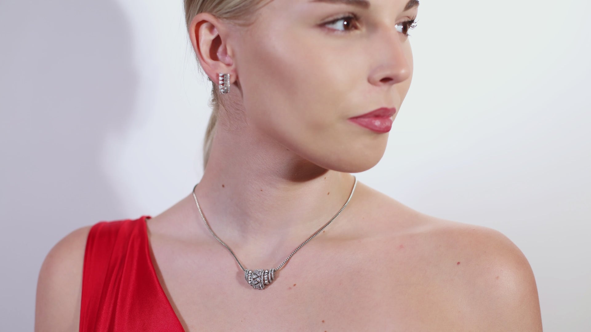 Pear and Round Diamond Pendant Collection
